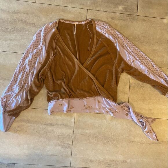 Free people brown/lavender blouse with small flowers on the sleeves size small - Picture 1 of 12
